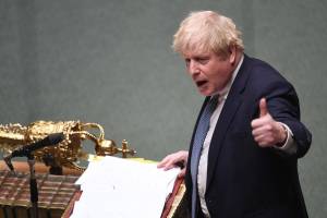 Partygate, Johnson multato ma resta