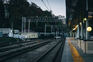 Il treno aggancia il passeggino: il bebè trascinato per 20 metri sui binari