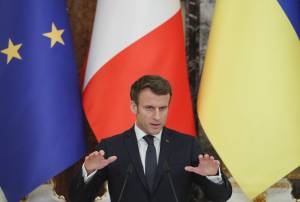 Macron promette la fine della crisi. Ma da Mosca arriva la doccia fredda