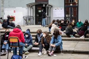 Molestie, ispettori al liceo. I prof: "Lezione dai ragazzi"