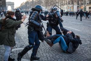 Parigi, l'Aia e Zurigo: tornano le proteste. L'Italia teme la "rivolta" dei cinquantenni