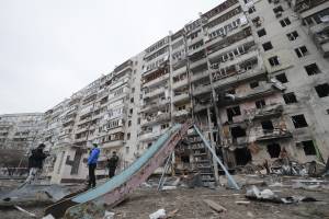 Missili russi a Kupiansk, altra strage di civili. Giallo sul raid al mercato: "Errore ucraino"