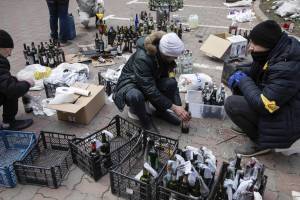 I ragazzi di Kiev tra kalashnikov e molotov in strada. "Pronti a morire"