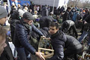 I ragazzi di Kiev tra kalashnikov e molotov in strada: “Pronti a morire”