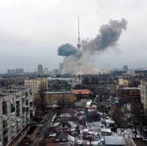 Kiev torna sotto tiro: colpita la torre tv e il memoriale della Shoah