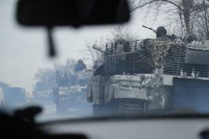 I russi attaccano auto dei civili in fuga da Mariupol: morti e feriti