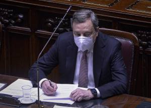 Draghi a Versailles per ottenere aiuti.  E avverte i partiti: "Non stare fermi"