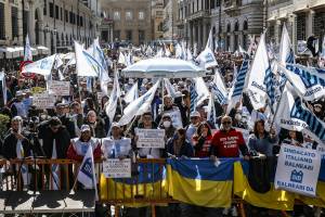 I balneari in piazza contro il governo: "È una legge vergogna"