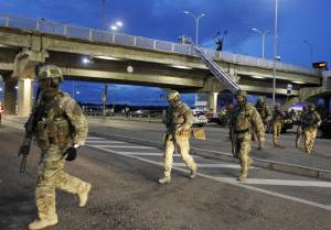 Si apre il quarto fronte. Bombe sulle città ai confini dell’Europa. Il blitz: sindaco rapito. Mariupol circondata