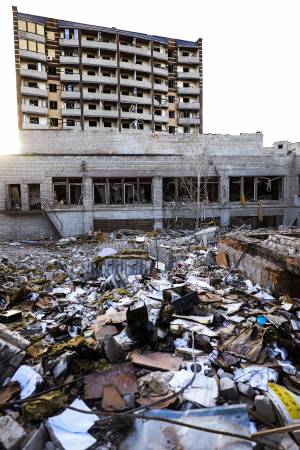 L'ambasciatore: "Intrappolati qui 400 italiani". A Odessa razzi contro un ospedale oncologico