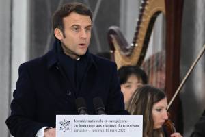 Macron mette l'elmetto: "Guerra ad alta intensità"