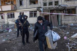 Fuga dall'inferno di Mariupol. Ma i negoziati restano in salita