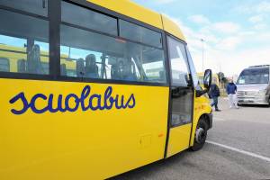 Dimentica la bimba sullo scuolabus e va a pranzo: l'autista preso a schiaffi