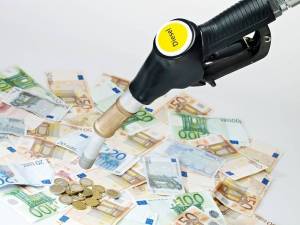 Quanto costerebbe in meno la benzina col taglio di 15 centesimi