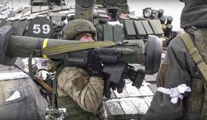 Soluzioni antiche e armi "creative": così combattono i soldati in Ucraina