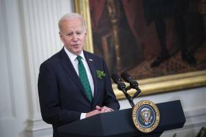 Biden-Xi, dispetti e finti sorrisi. Washington avverte Pechino: "Non fornite le armi a Mosca"