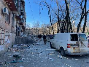 Vita e morte tra i palazzi sventrati di Kiev: così si vive sotto le bombe