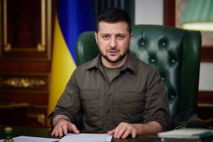 "Basta con questi traditori". Zelensky silura due generali. Bucha libera, bombe su Kiev