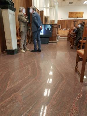 Un'aula di udienza durante un processo