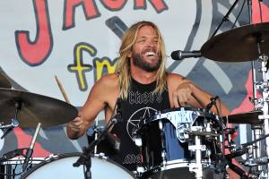 "Morto prima del concerto". Così se n'è andato Taylor Hawkins, batterista dei Foo Fighters