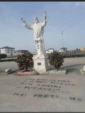 Scritte oscene sulla statua del Cristo: "I vigliacchi fanno così..."