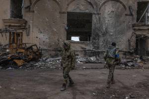 Gli orrori senza bandiera del conflitto. Soldati russi gambizzati dagli ucraini