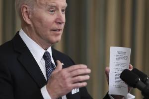 "Declino cognitivo". Il giallo sul foglietto di Biden