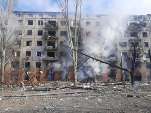 Kramatorsk crivellata dai missili. Donne e bambini in fuga sui bus prima della battaglia finale "Sarà la nuova Stalingrado"