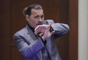 Dalle dita mozzate agli abusi sessuali: i lati più oscuri (e violenti) del processo Depp-Heard