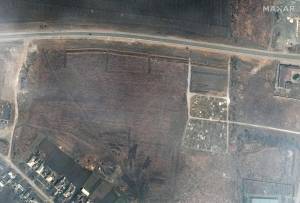 Le immagini satellitari delle fosse comuni di Mariupol 