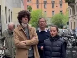 Sala lancia il tormentone: "Canta Bella Ciao e ricorda un partigiano"