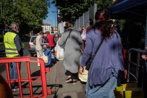 "Schiacciati dalle sanzioni": la foto fake russa sugli italiani in coda per il pane