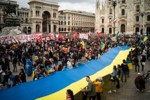 Insulti agli ucraini e alla Brigata ebraica. Ma il corteo di Milano isola gli estremisti