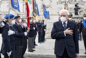 Il partigiano Mattarella canta "Bella ciao" contro gli anti Ucraina