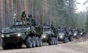 Truppe e mezzi corazzati: la Nato mostra i muscoli lungo il fianco orientale