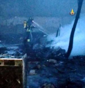 Ancora un incendio di rifiuti nell'ex fabbrica Mira Lanza