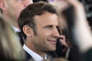 Assedio da destra e sinistra: perché Macron ora rischia