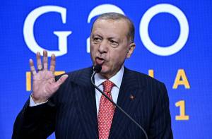 Erdogan scommette sulla crisi pronto a usare l’arma migranti