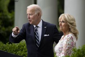 Biden manda avanti la first lady: cosa c'è dietro al viaggio in Europa