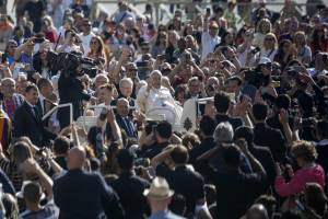 Papa Francesco all'udienza generale in Piazza San Pietro