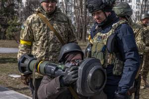 Le armi a Kiev e il pericolo di armare terroristi e neonazisti