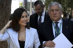 Lasciano il partito ma non le poltrone. Tajani: "I transfughi? Che si dimettano"