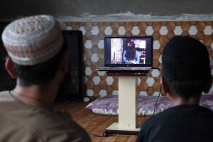 Torna il velo talebano in tv. Fallita la sfida delle donne