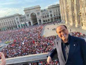 Anche Silvio Berlusconi in piazza Duomo per festeggiare il Milan: "Parte del mio cuore"