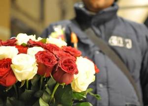 Non compra le rose, il venditore ambulante le brucia i capelli