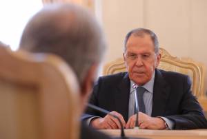 L'Ue "chiude" i cieli a Lavrov. Dal Cremlino ira e minacce: "Atto ostile, lesa  sovranità"