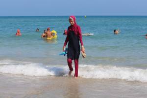 "Fare il bagno vestite? È libertà". Ora l'associazione difende il burkini in spiaggia