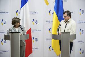 "Nuovi obici Caesar e altre armi". La Francia annuncia rinforzi per Kiev