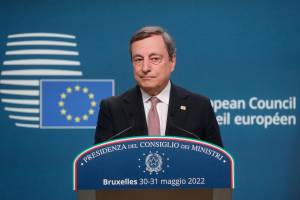 "Sanzioni dureranno molto a lungo": la minaccia di Draghi a Putin