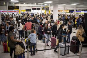 Giubileo di platino (e di follia) a Londra. Gli aeroporti nel caos e il traffico in tilt